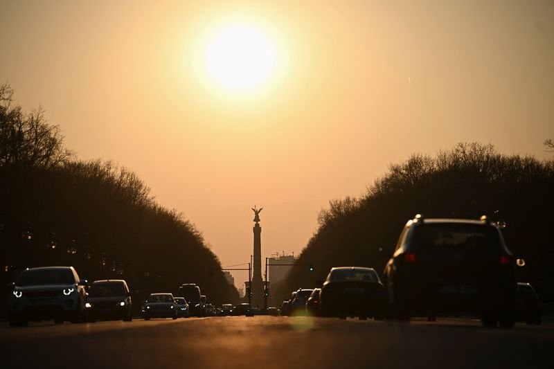 EU yields to pressure from automakers as it rethinks 2035 combustion car ban