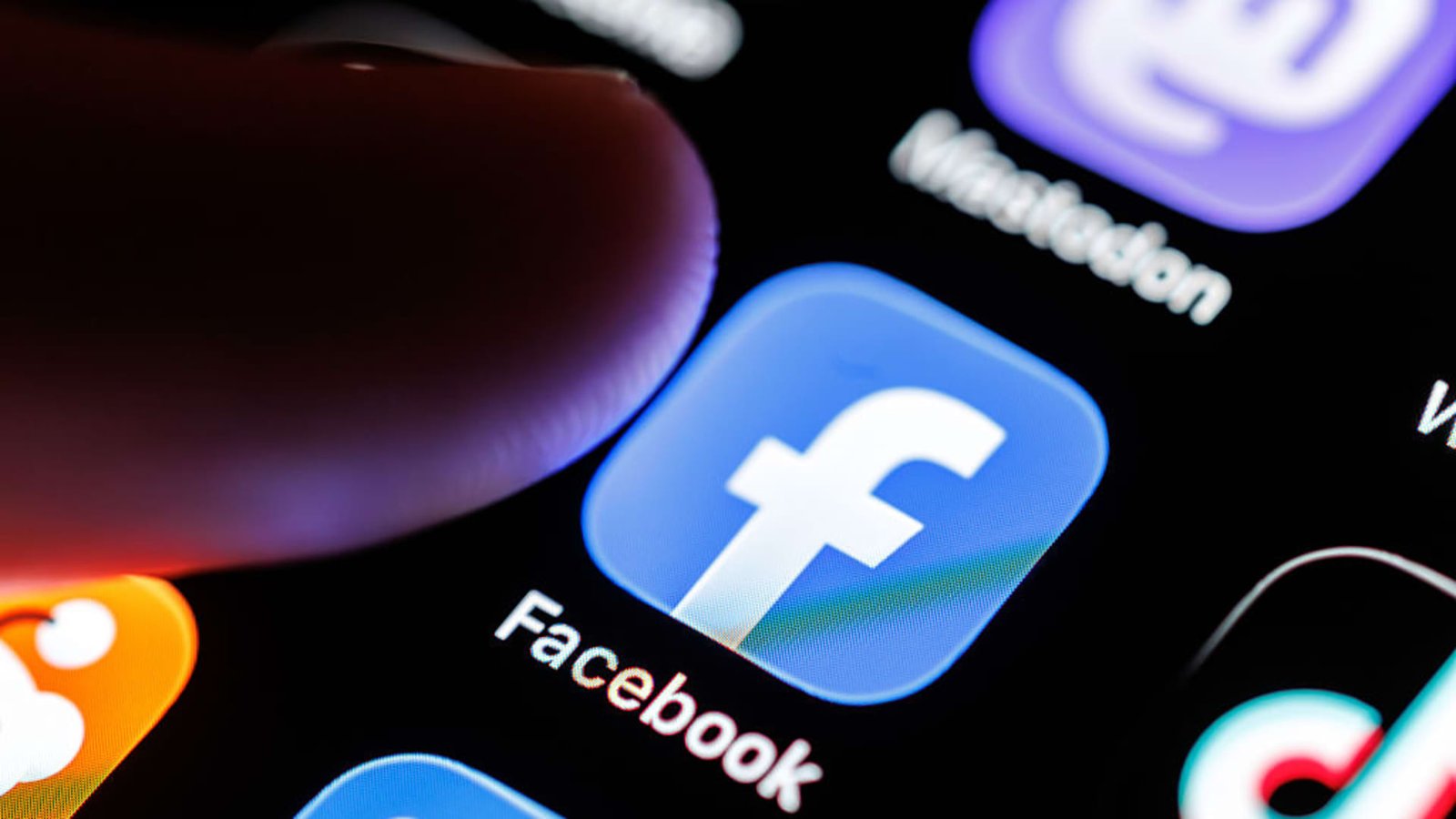 Stocks making the biggest moves midday: META, BBY, APP, SMG