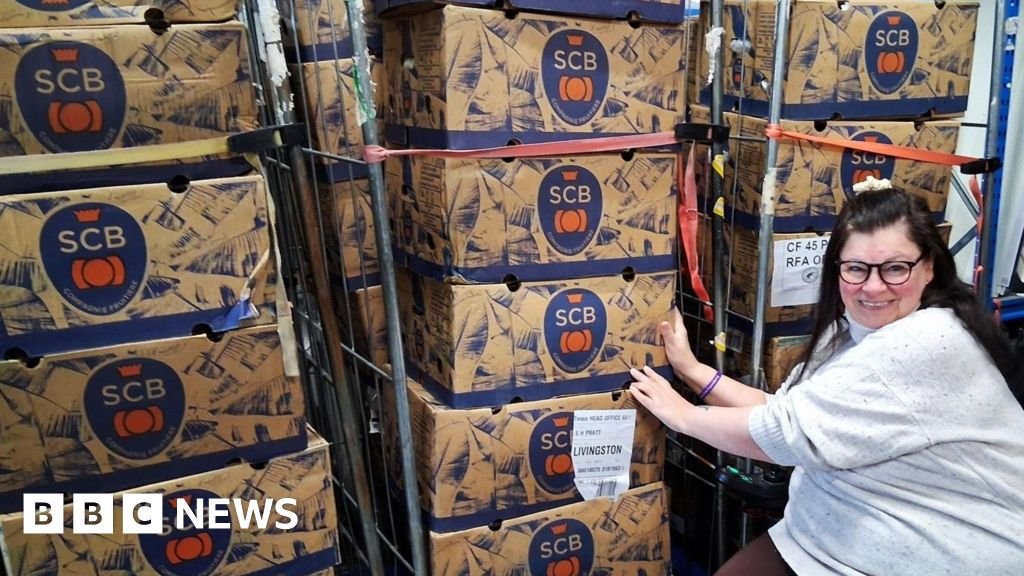 Islanders snap up free bananas after shop orders 38,000 by mistake