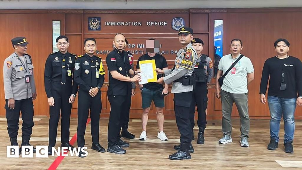 Crime boss Steven Lyons paraded by Bali police after airport arrest