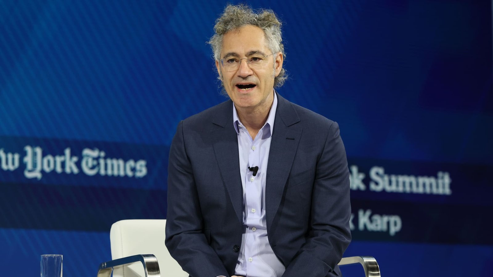 The ‘lines draw themselves’ and all say ‘sell Palantir,’ says Carter Worth