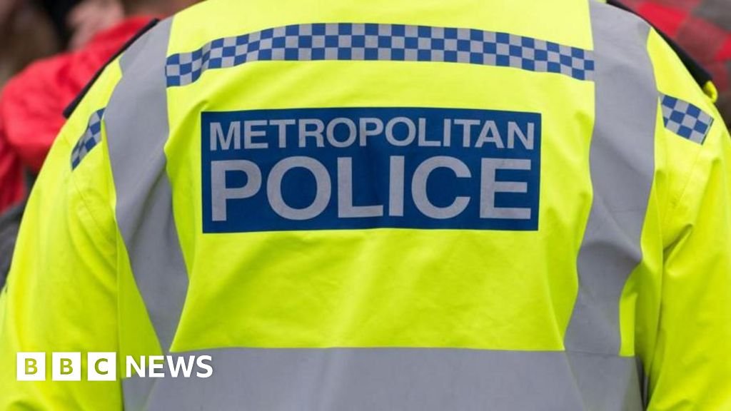 Five Met officers taken off duty after weapons find
