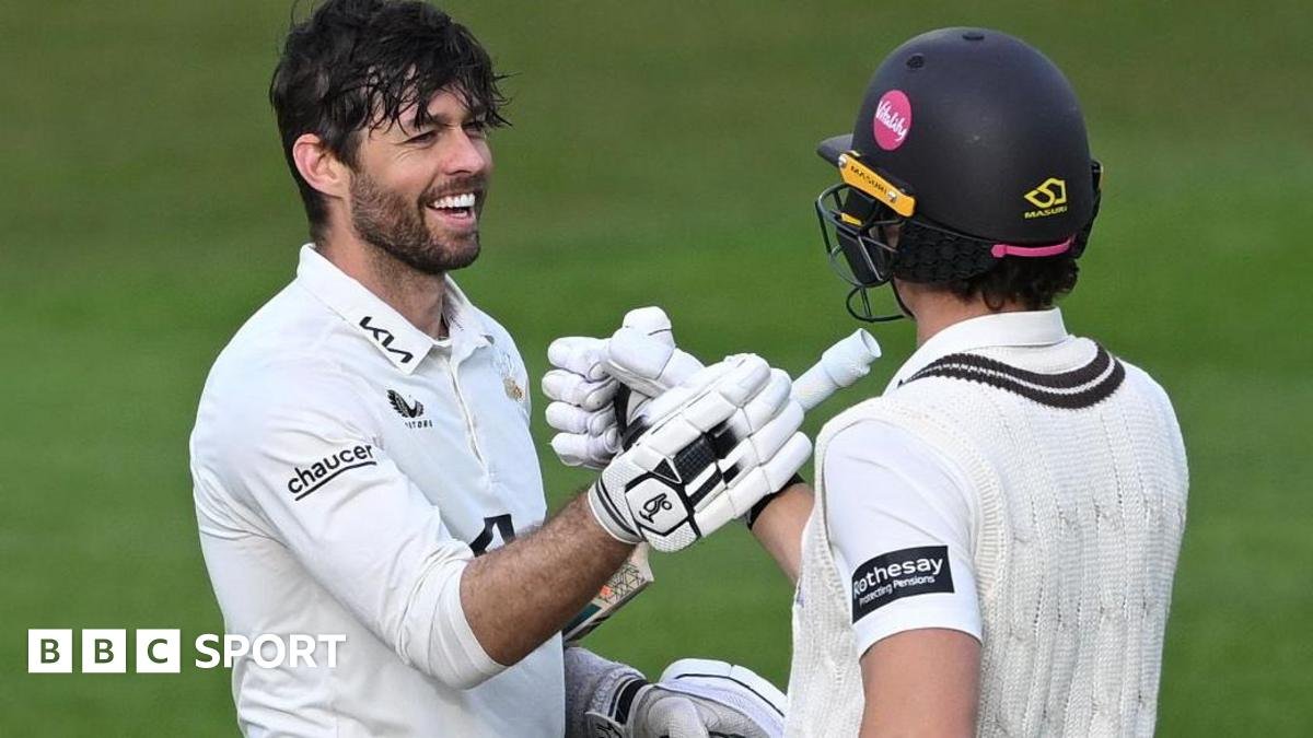 County Championship: Ben Foakes century helps Surrey at Warwickshire
