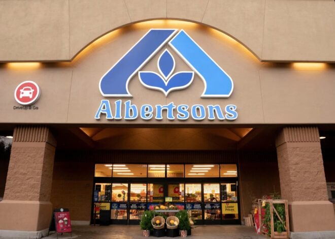 Albertsons stock plunges on lowered outlook, softened grocery trends