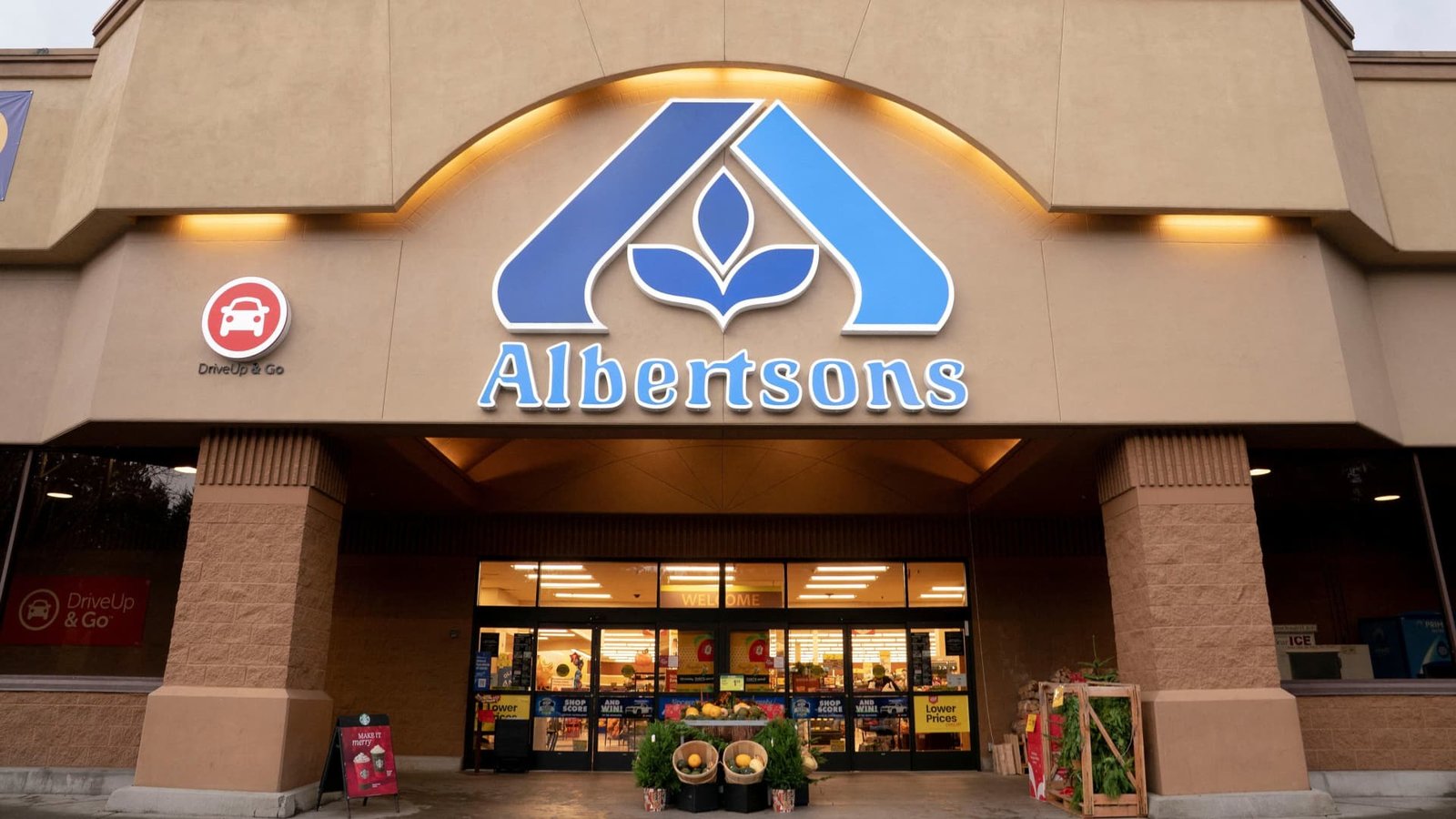 Albertsons stock plunges on lowered outlook, softened grocery trends