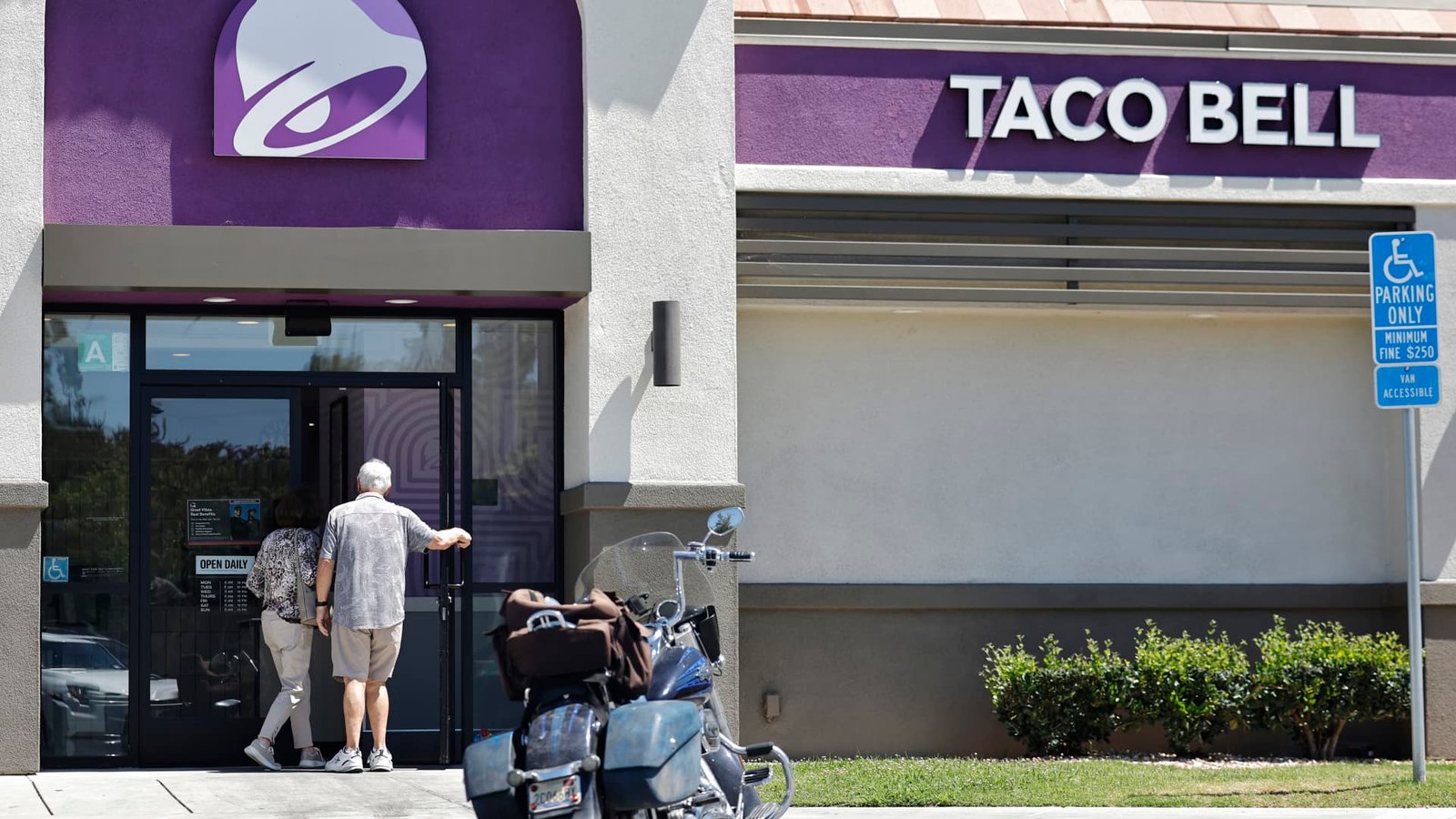 Taco Bell removes lettuce linked to cyclosporiasis outbreak from restaurants