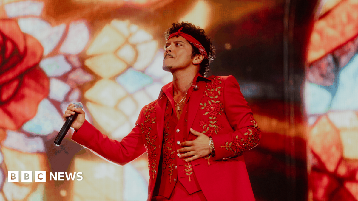 Bruno Mars brings hits, romance and a Paddington Bear to Wembley