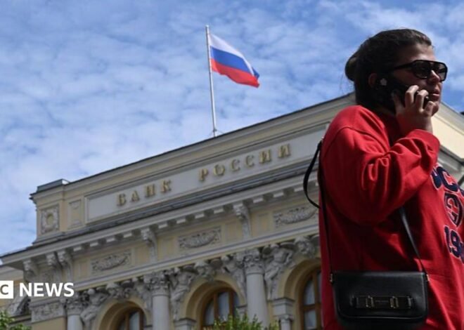 Russians turn to cash putting more strain on slowing wartime economy