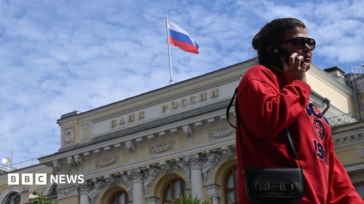 Russians turn to cash putting more strain on slowing wartime economy