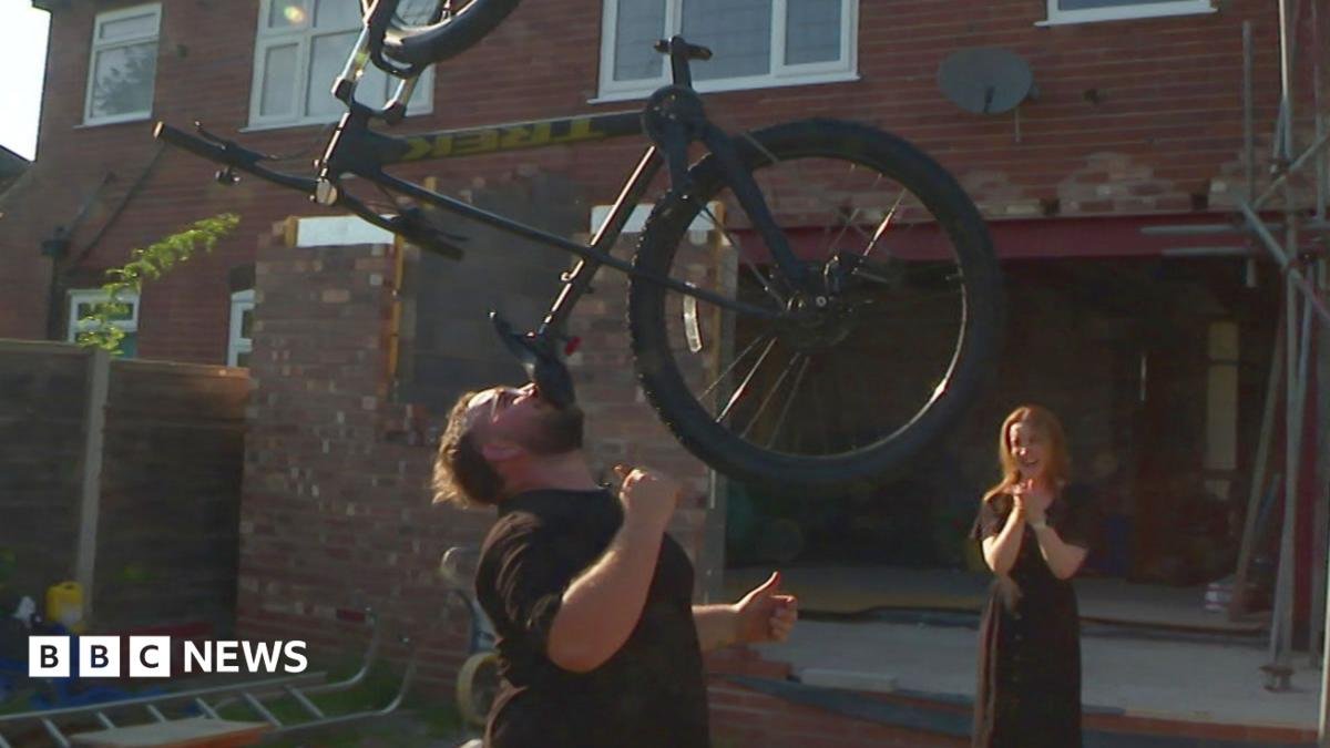 The man who balances bikes, ladders and sheds on his chin
