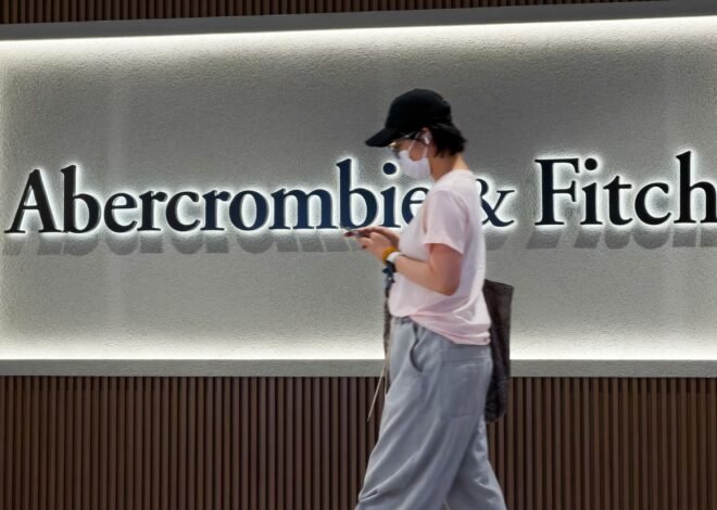 This beaten-down retailer just surged 35%. Jim Cramer says to pounce on the next pullback