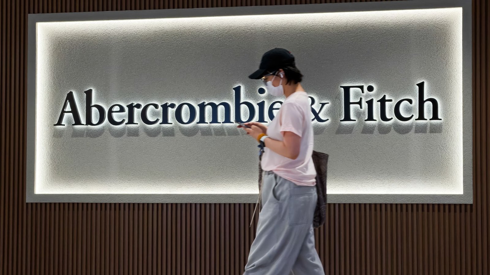 This beaten-down retailer just surged 35%. Jim Cramer says to pounce on the next pullback
