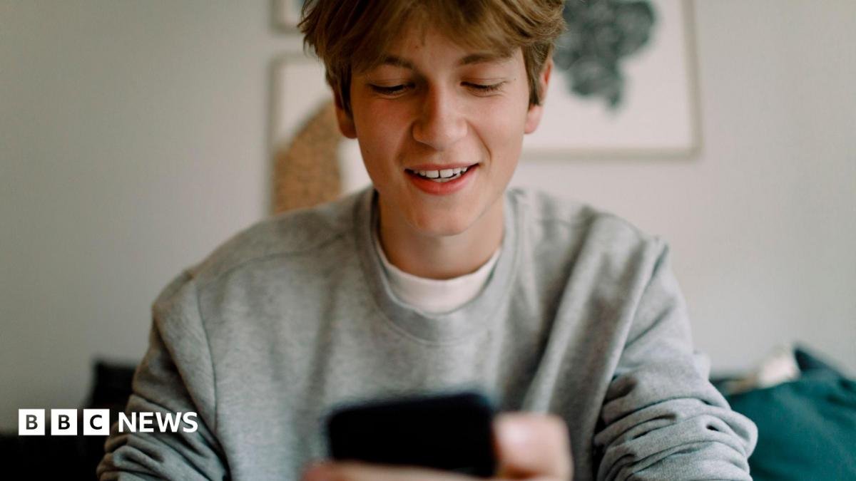 Students wait for GCSE and BTec grades as app launches for 750 schools in England