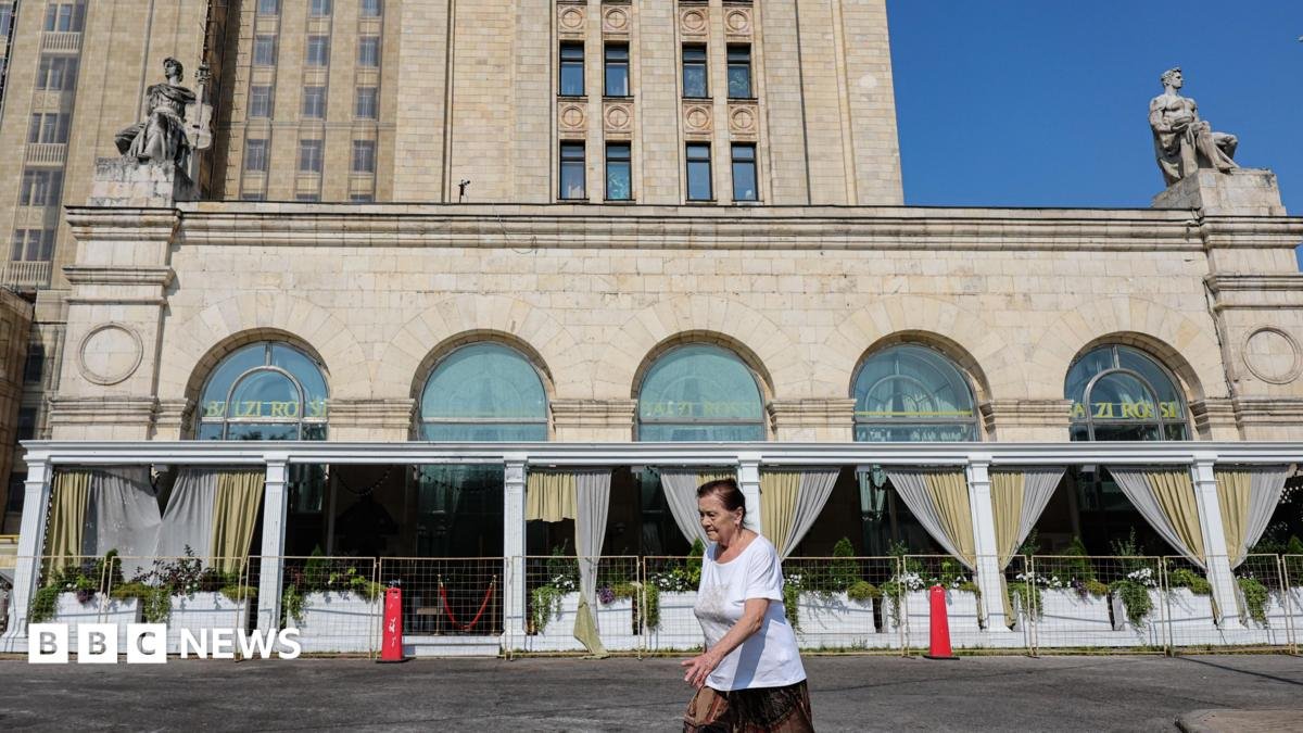 Steve Rosenberg: Outside Moscow restaurant after bomb kills three
