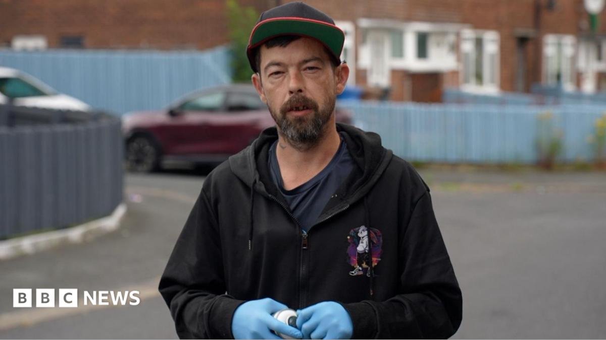 'Minion Man' paints over estate's obscene graffiti