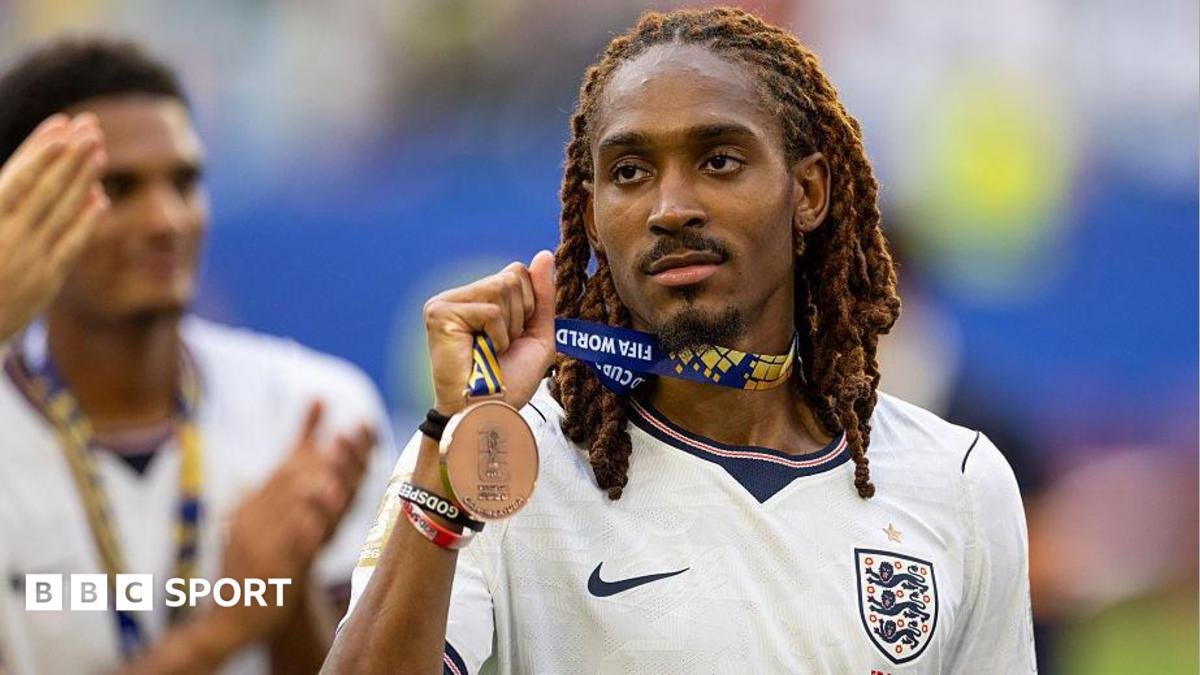 Djed Spence: Inter Milan in talks for Tottenham full-back
