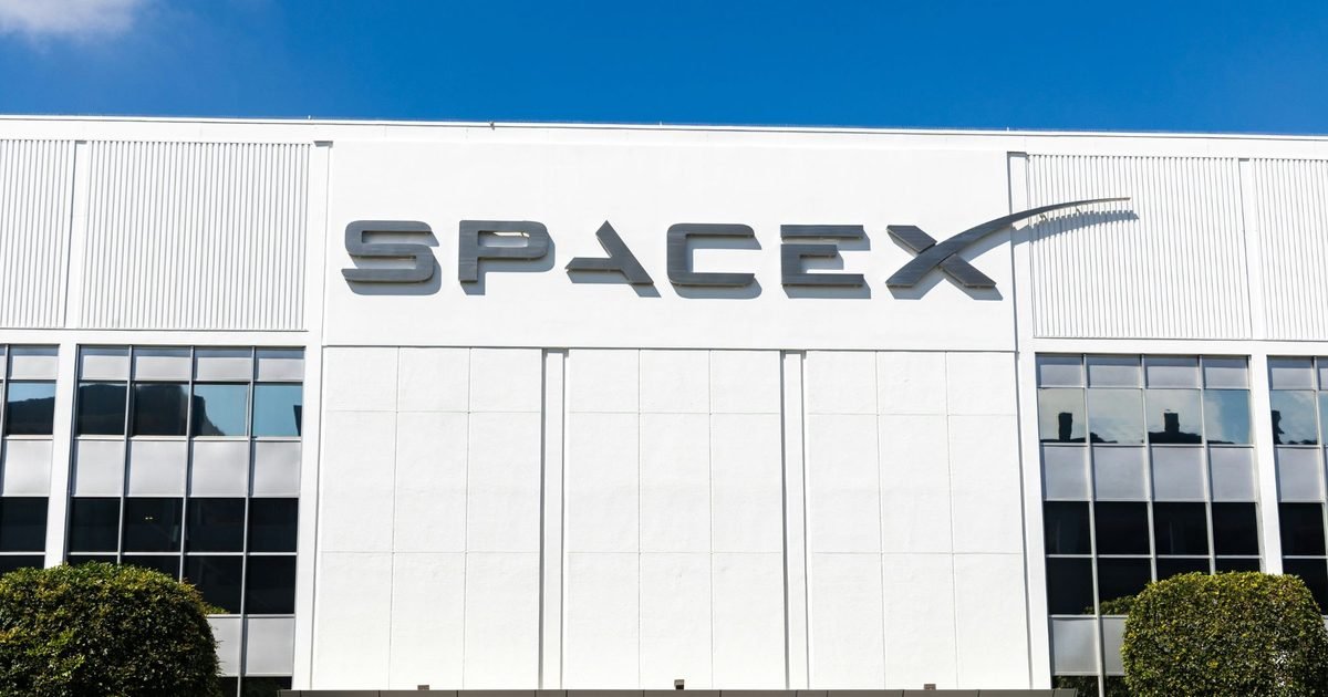 SpaceX wants to take on Verizon, AT&T, and T-Mobile with its own mobile network