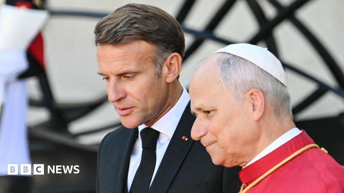 Thousands turn out to greet Pope in France
