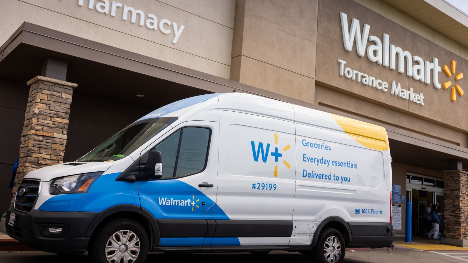 Why Walmart is moving in on DoorDash, Uber Eats delivery action