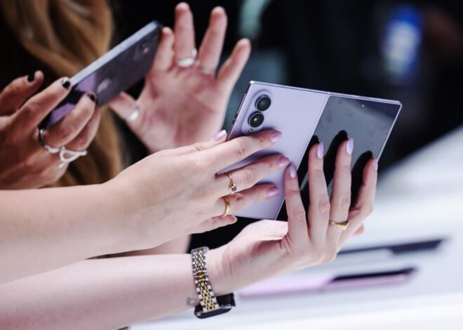 Samsung tries to draw iPhone users to its foldables amid Apple entry