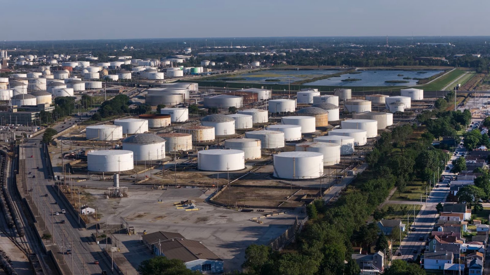 Wealthy investors seek oil and gas assets, but bargains are scarce