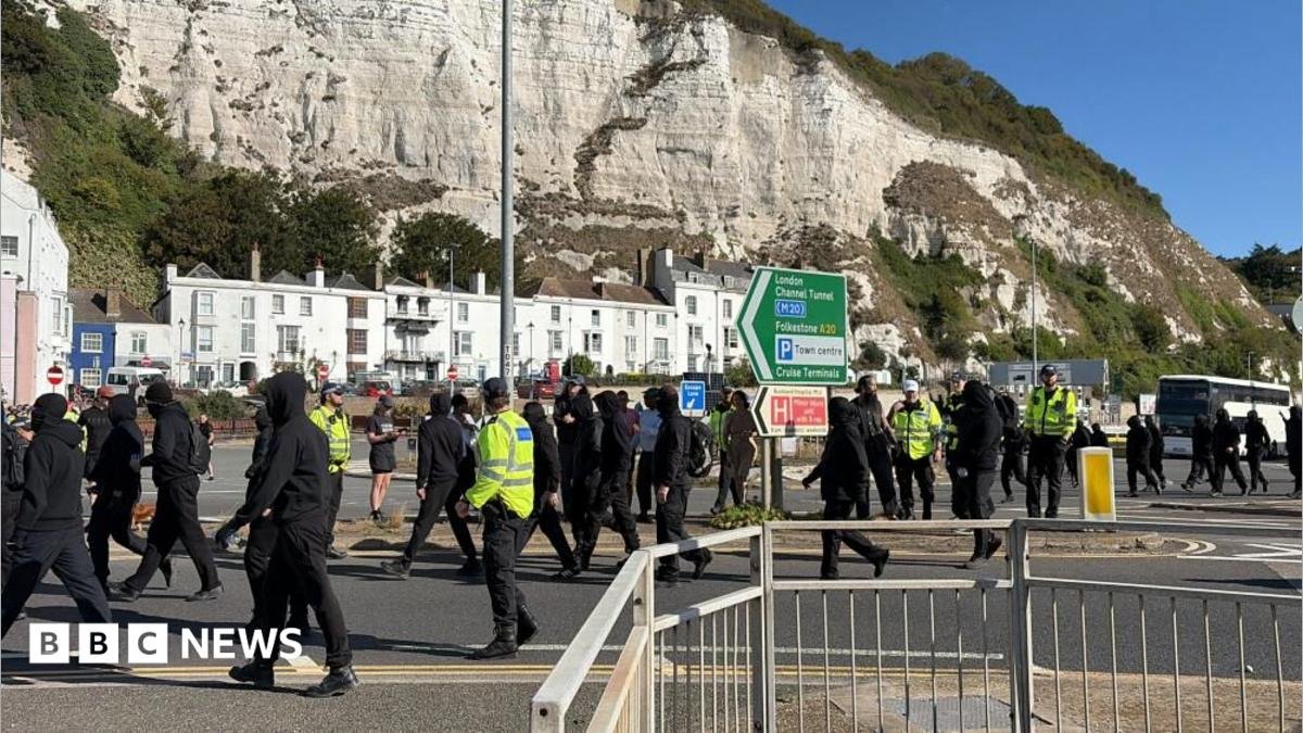 Use all powers necessary on anti-migrant protests, home secretary tells police