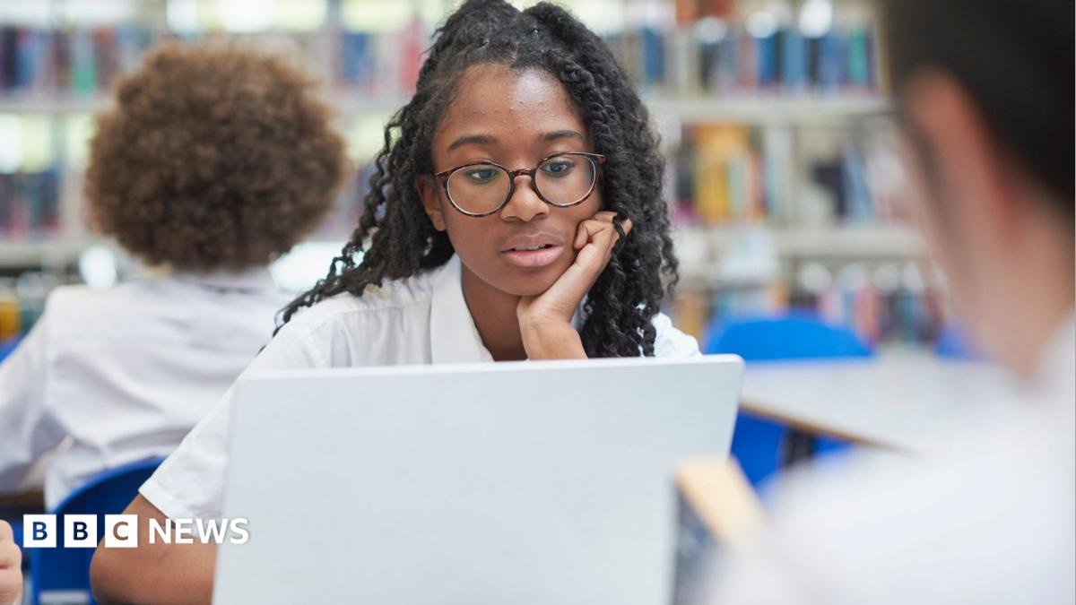 Schools ‘crying out’ for guidance from government on AI, report warns