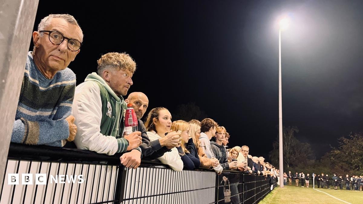 Hundreds attend controversial Mulbarton v Woodford FA Cup replay