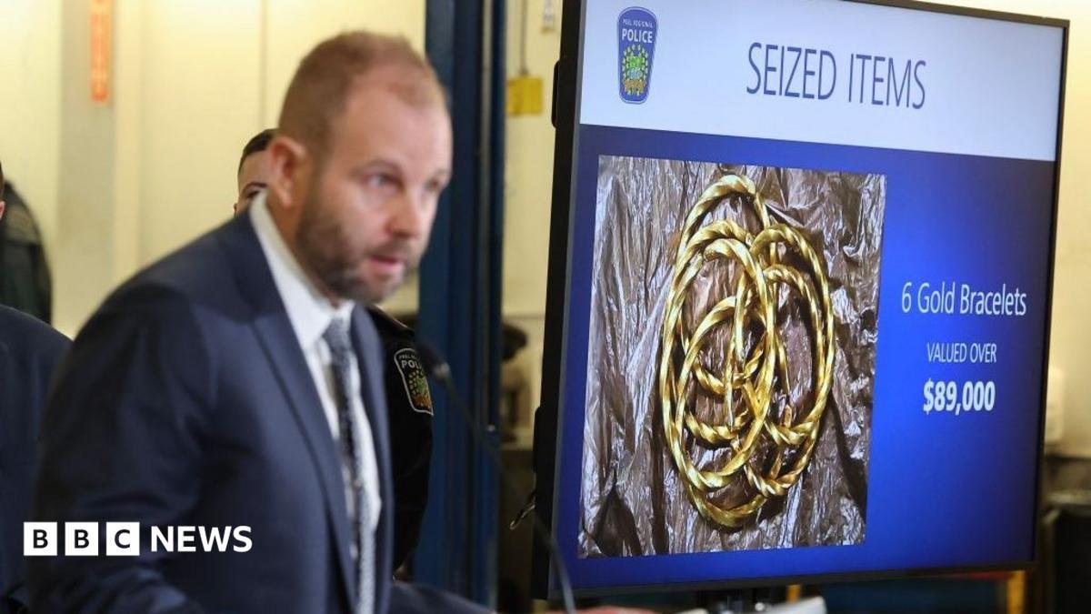 Canada prosecutors drop charges against two in Toronto gold heist