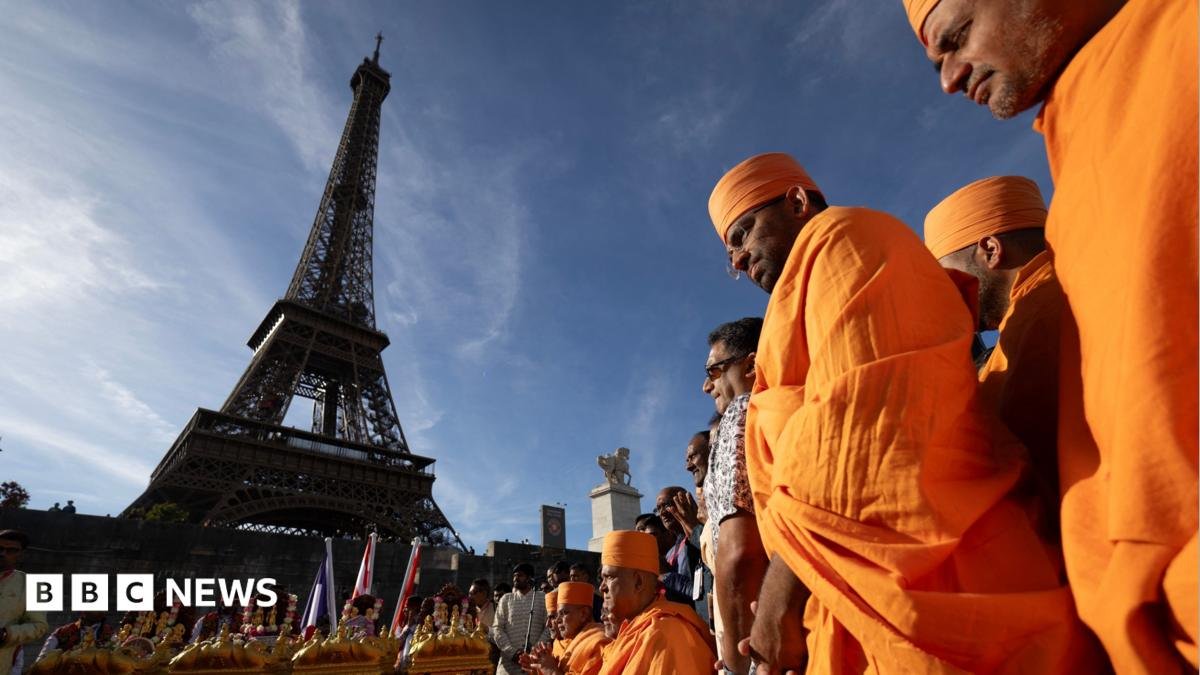 Eiffel Tower chief to quit after female staff replaced by men during religious visit