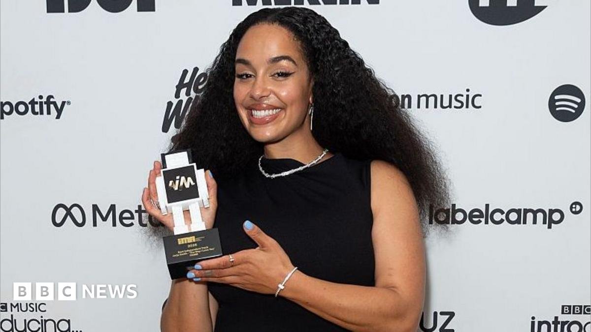 Jorja Smith wins best track at Independent Music Awards